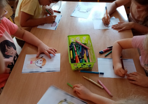 Dzieci rysują różne emocje.